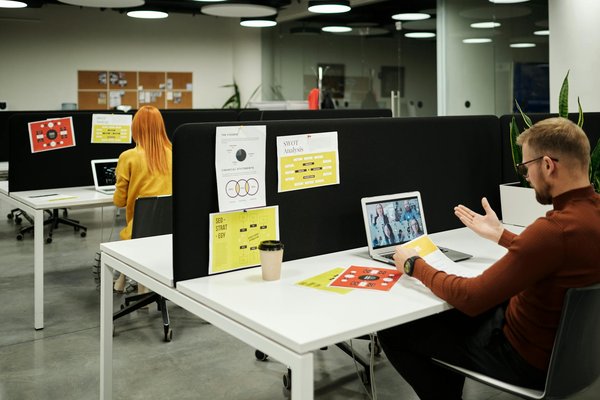 Approches créatives pour optimiser la formation continue dans le secteur des services financiers